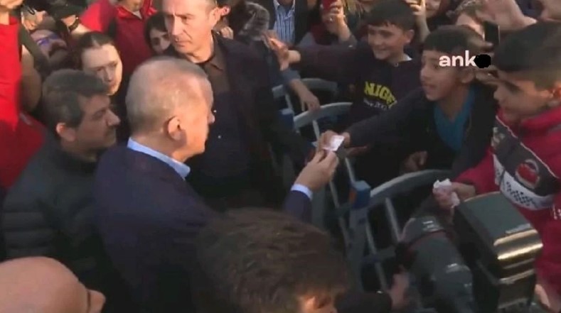 Erdogan u shpërndan para fëmijëve pas tërmetit, shpërthen rrjeti me komente negative