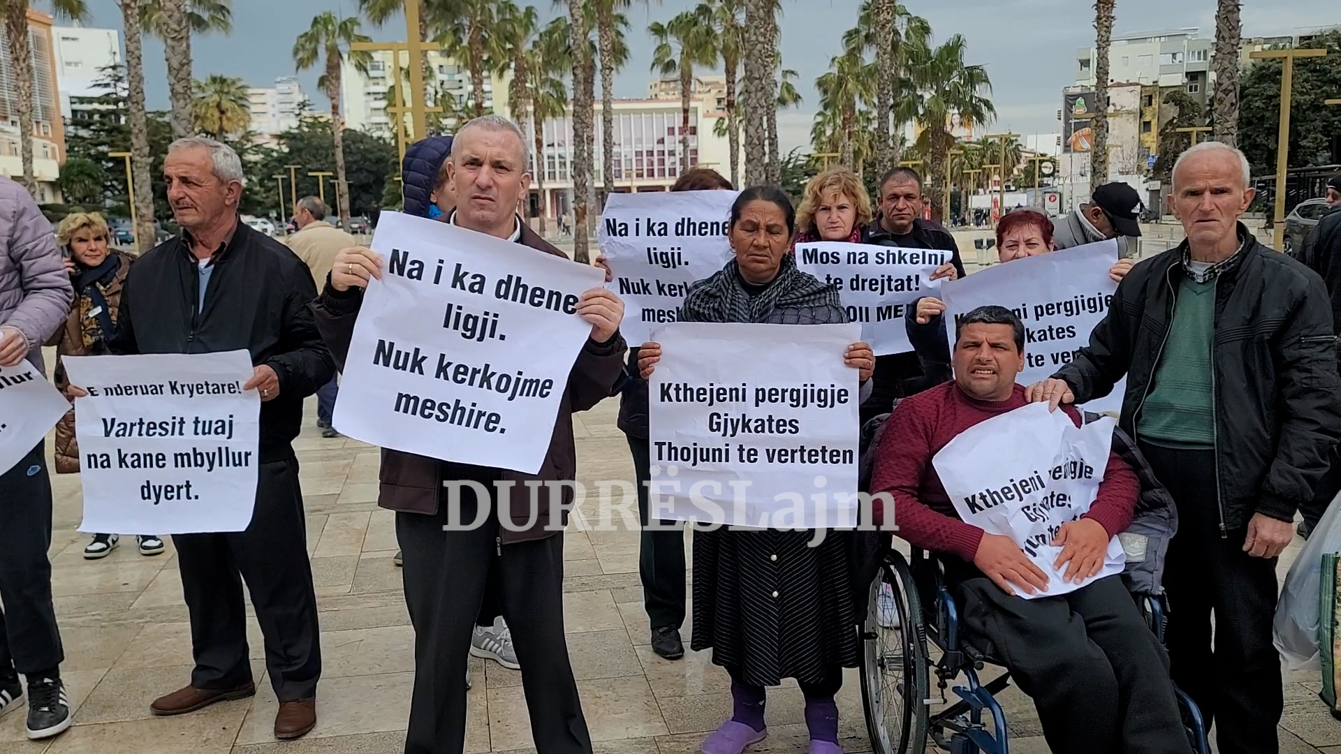 Invalidët sërish protestë para bashkisë Durrës, nënkryetari Jani: Do i japim zgjidhje problemit! (VIDEO)