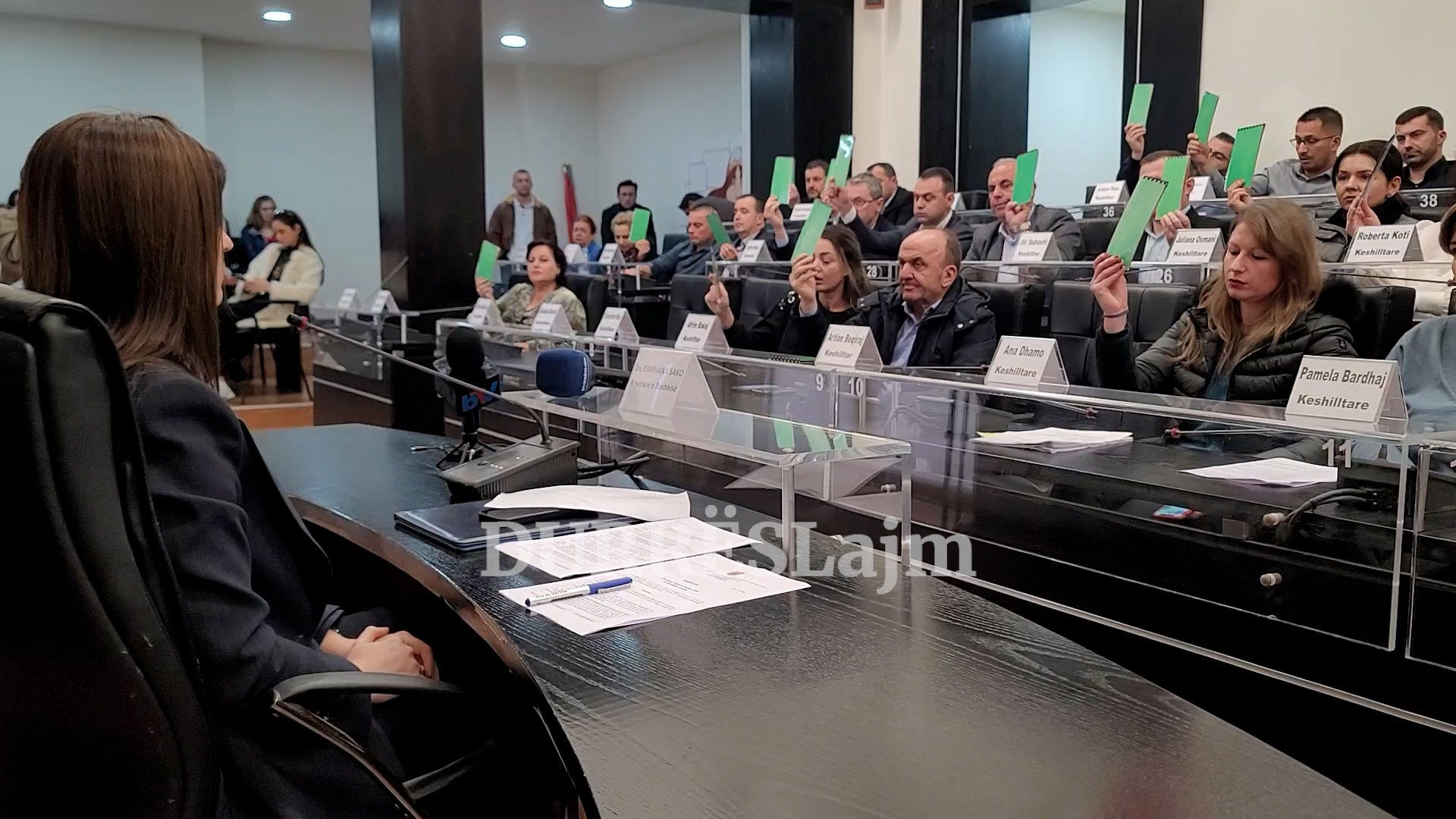 Miratohen 17 projektvendimet në Këshillin Bashkiak Durrës, marrin mandatin 3 këshilltarët e rinj (VIDEO)