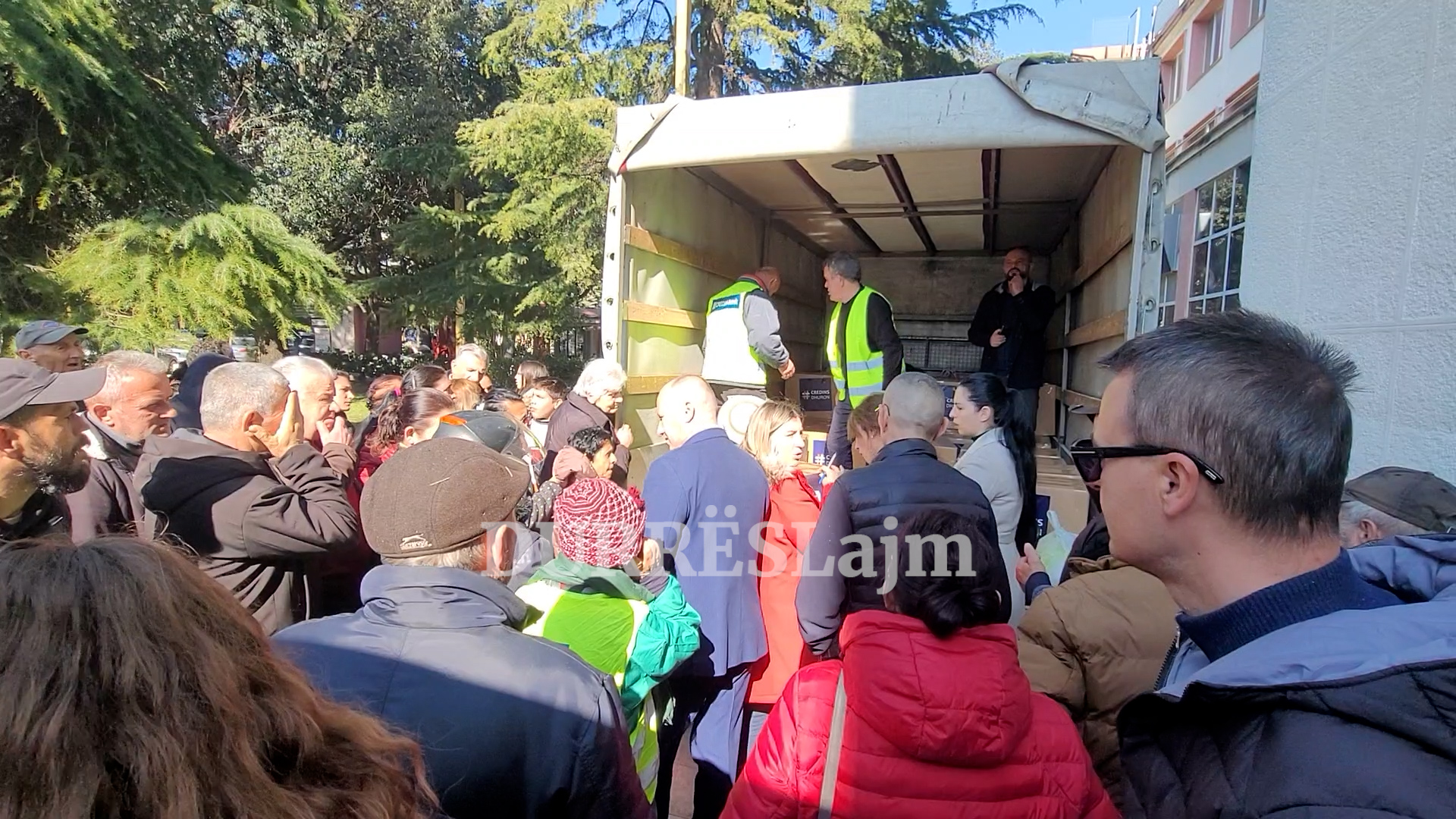 Fondacioni Credins, 100 pako me ndihma për familjet në nevojë në Durrës (VIDEO)