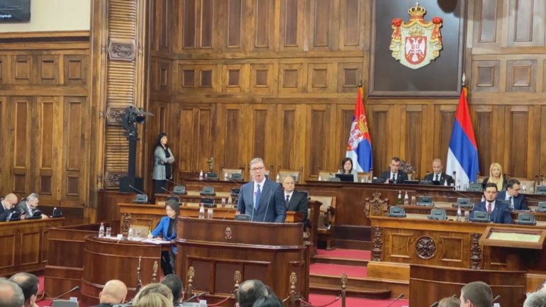 Përleshja mes deputetëve serb, Vuçiç: Kënaqët Kurtin dhe kroatët