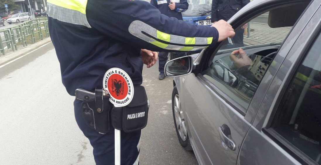 Me celular dhe pa rrip sigurimi, polici “i fal” gjobën shoferit, pezullohet nga detyra