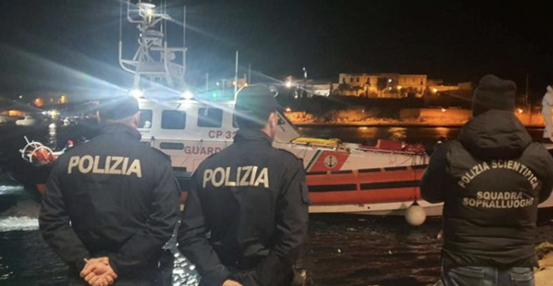 Nëna vdes në varkën me emigrantë teksa mbante djalin në krahë, i porsalinduri bie në det dhe mbytet