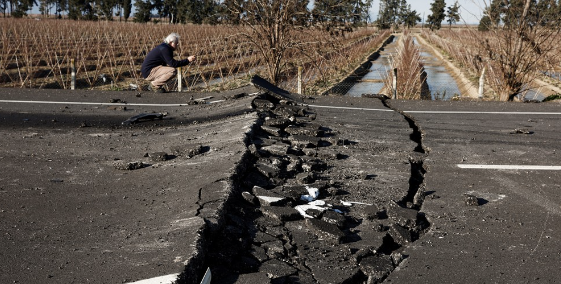 Tërmeti shkatërrues ndan në mes rrugën në Turqi (FOTO)