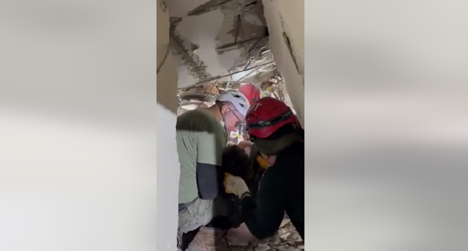 Çaste gëzimi! Momenti kur forcat e FSK-së nxjerrin nga rrënojat fëmijën 2 vjeç në Turqi (VIDEO)