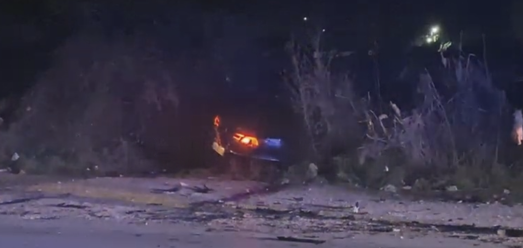 Aksident i rëndë, makina përfundon në kanal, plagoset shoferi