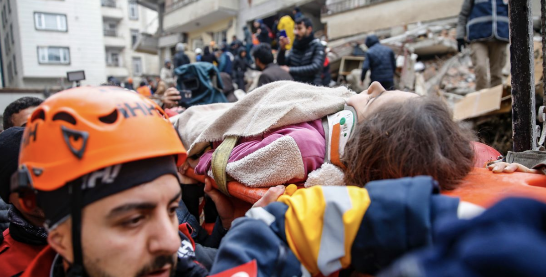 “Mos u nxitoni, jam mirë!” Disa ditë nën rrënoja, 7-vjeçarja të këput shpirtin me përgjigjen ndaj ekipeve të shpëtimit