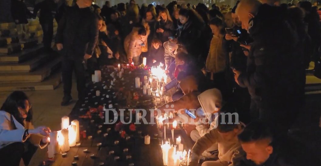 Një dritë për jetët e humbura/ Durrësi ndez qirinj për viktimat e tërmetit në kufirin turko-sirian (VIDEO)