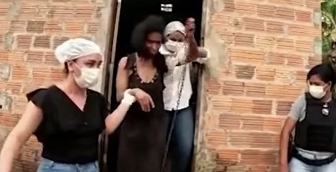 Nëna mbajti të mbyllur në “kafaz” të bijën për 20 vite