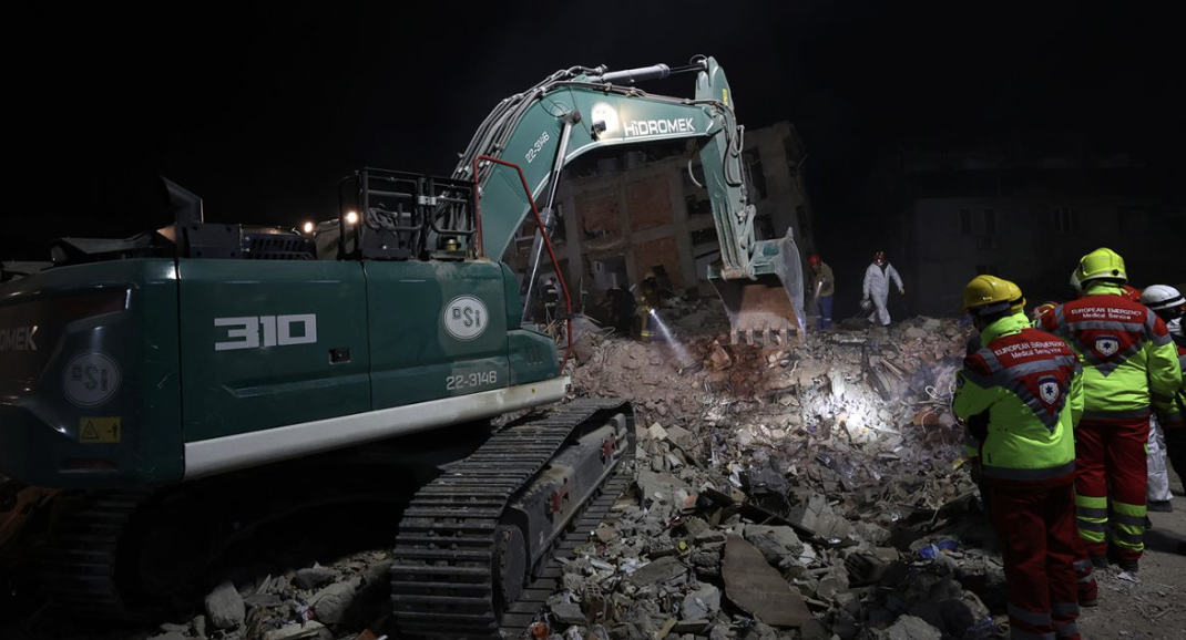 Jetëgjati nuk bëhet jetëshkurtër, 77-vjeçarja shpëtohet nga rrënojat 9 ditë pas tërmetit