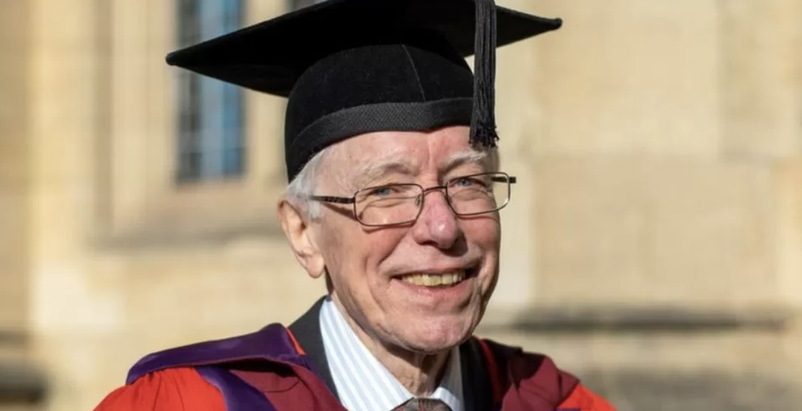 Studenti diplomohet 52 vjet pas fillimit të doktoraturës