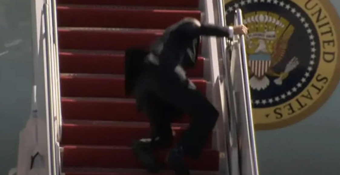 Biden e bën sërish, pengohet nëpër shkallët e avionit (VIDEO)