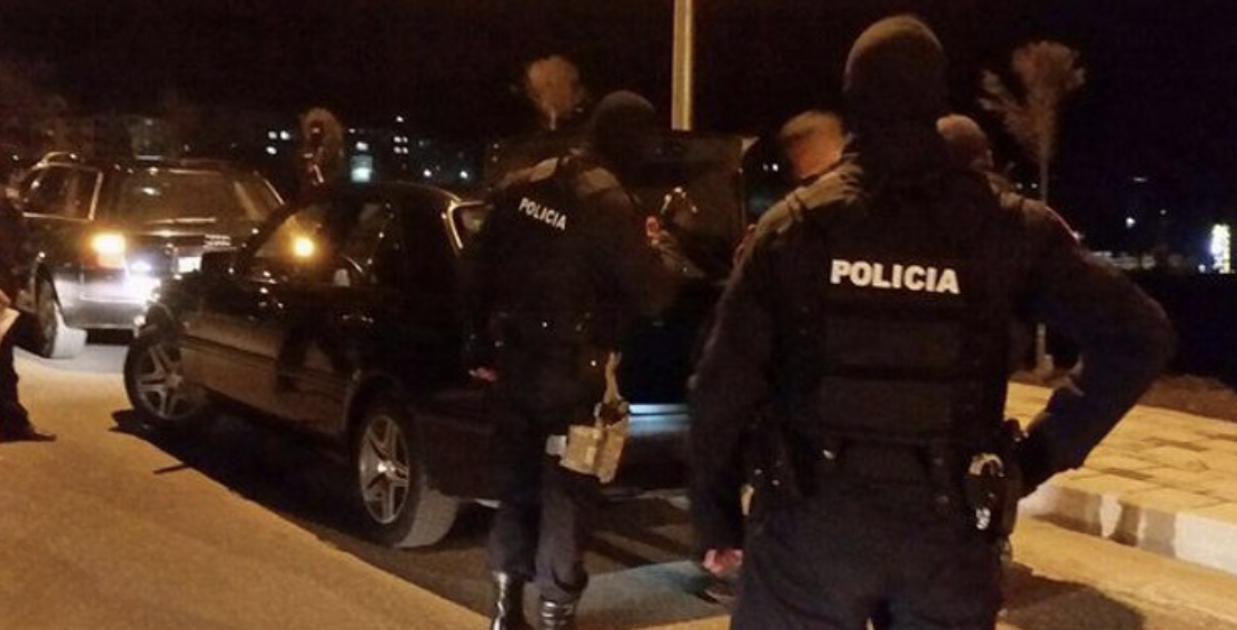 FNSH-ja dhe Shqiponjat aksion blic gjatë mbrëmjes, disa të shoqëruar