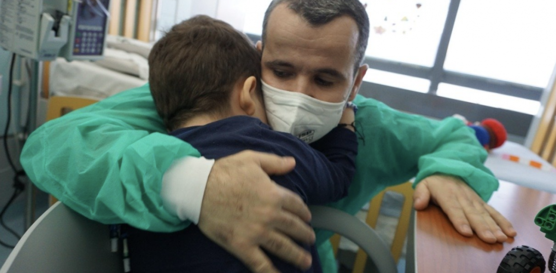 Transplanti i parë nga një donator i gjallë në Itali, babai shqiptar i dhuron mushkërinë djalit 5-vjeçar dhe i shpëton jetën