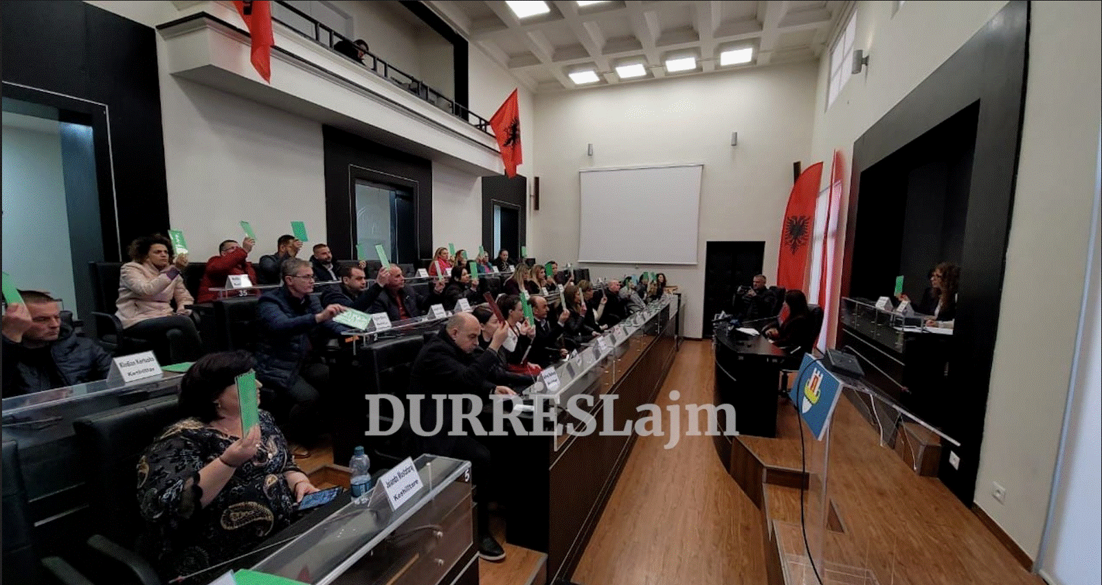 Mbledhja jashtë radhe e Këshillit Bashkiak Durrës, miratohen 7 pikat e rendit të ditës (VIDEO)