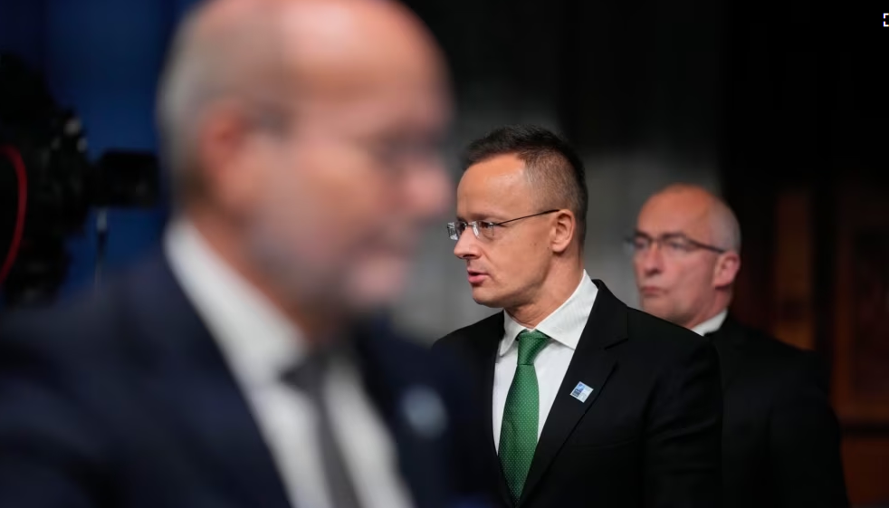 Ministri i Jashtëm hungarez akuzon ambasadorin e SHBA se po përpiqet të ndërhyjë në punët e brendshme të Hungarisë