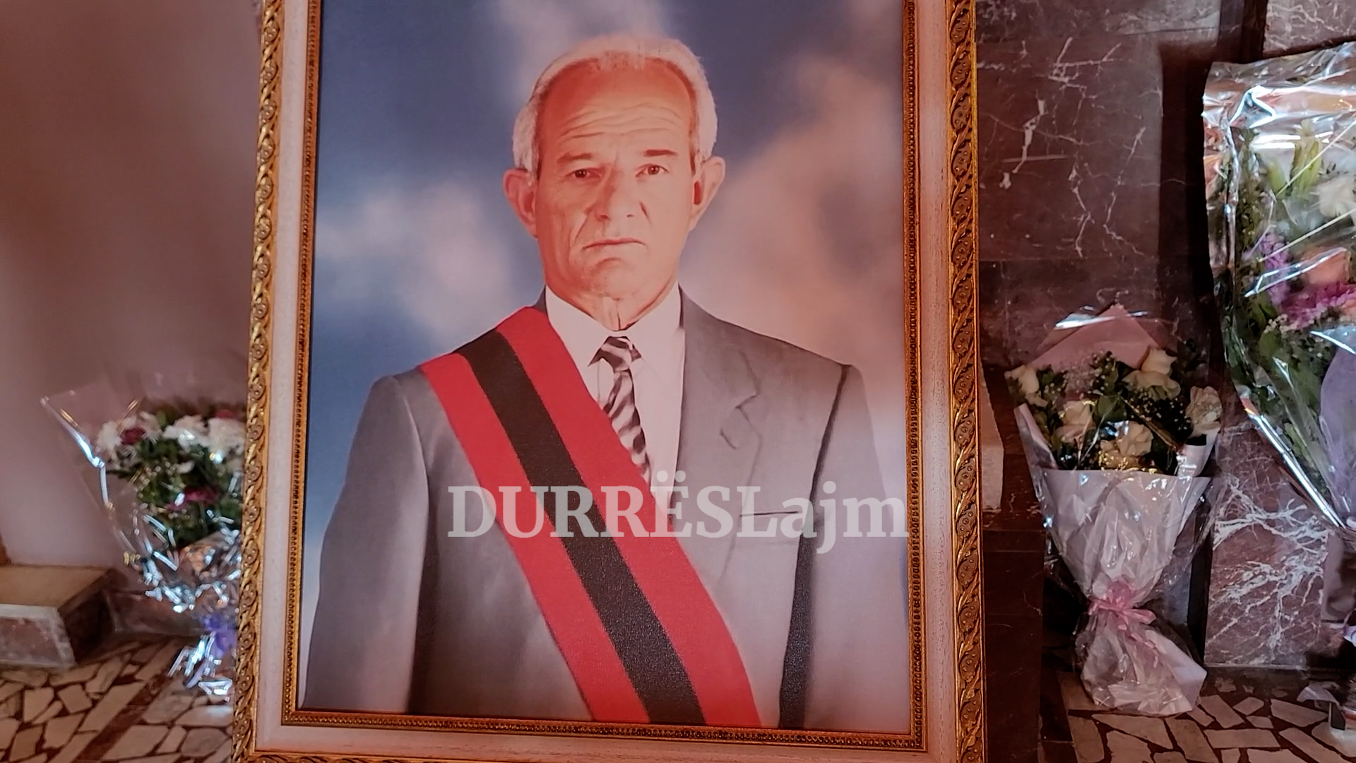 “Ishte pushtetar dhe qytetar model”, Durrësi i jep lamtumirën e fundit ish-kryetarit të bashkisë Tomorr Golemi (VIDEO)