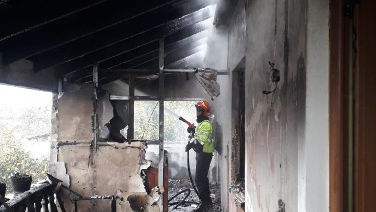 Përfshihet nga zjarri banesa në Fier