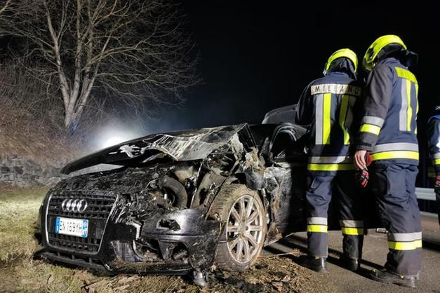 U përplas për shkak të shpejtësisë së lartë, shqiptari bllokohet brenda “Audi”-t të tij