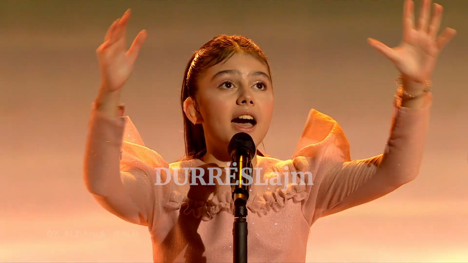 Historia e 11-vjeçares nga Durrësi, që përfaqësoi Shqipërinë në Eurovizion-in për fëmijë (VIDEO)