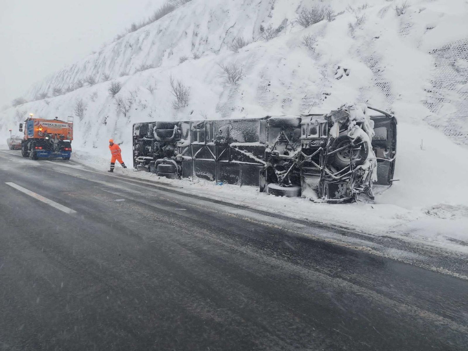 Autobusi shqiptar përmbyset në rrugën me borë në Kroaci, 1 i vdekur