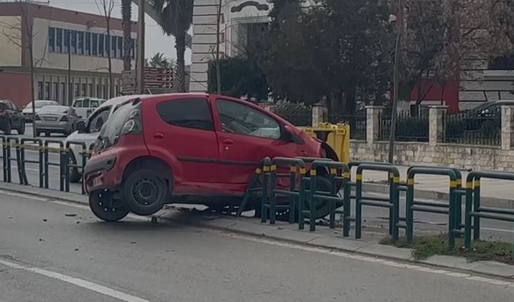 VIDEO/ Makina në Durrës përplaset me trafikndarësen, lëndohet drejtuesi