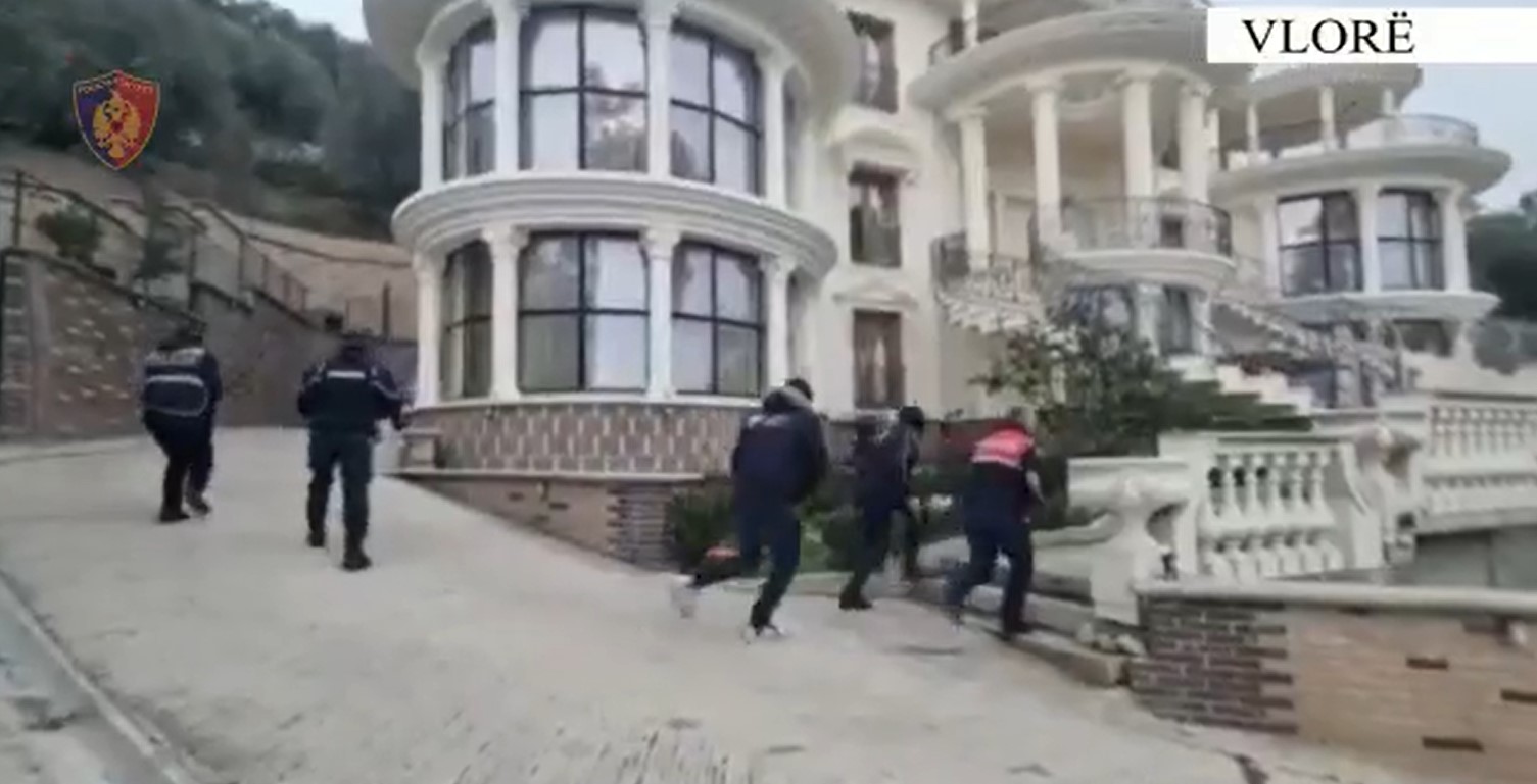 Video e aksionit/ Momenti kur policia bastis “vilën e barit” në Vlorë