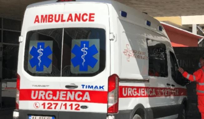 Hajduti hyn të vjedhë pulat, pronari i shtëpisë e pikas dhe e bën për spital