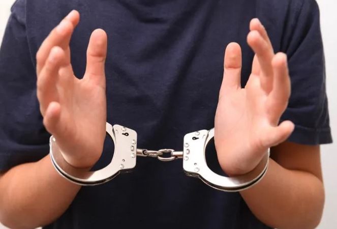 “E qëlloi me thikë në të gjithë trupin”/ Nisi si grabitje, por përfundoi në tentativë vrasje, në pranga 15-vjeçari shqiptar