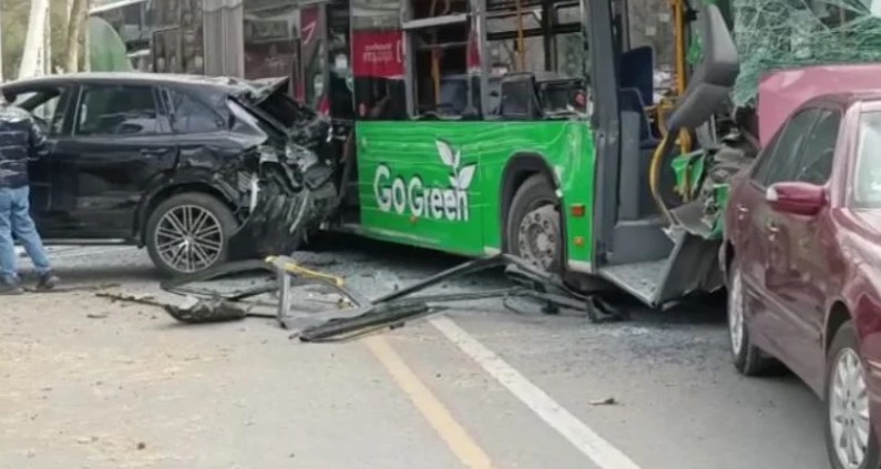 Aksidentohet autobusi në Tiranë, përplaset me dy makina të tjera! Tre të plagosur