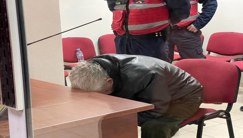 Me kokën të ulur, 77-vjeçari që vrau djalin e dehur del në gjyq