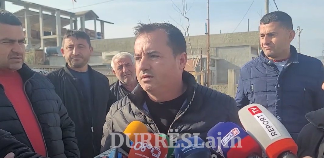 Banorët në Spitallë në protestë: Kjo rrugë me trafikndarëse po na dëmton punën (VIDEO)