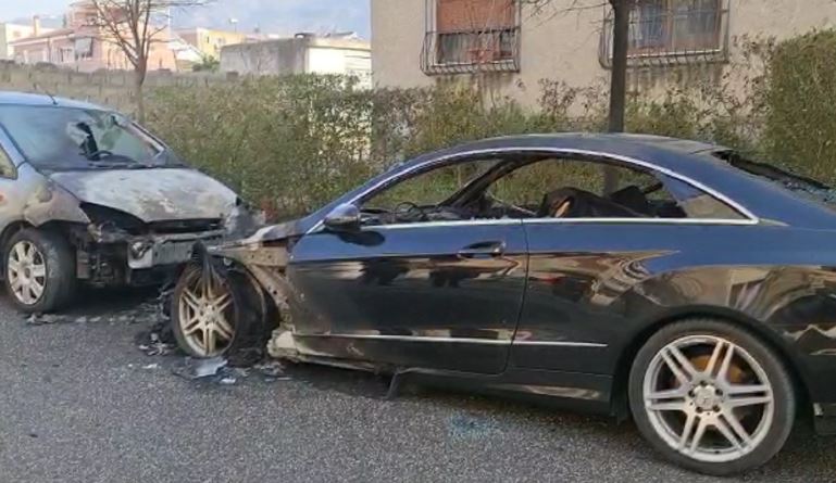 Digjet “Benz”-i në Elbasan, flakët përfshijnë edhe dy makina të tjera