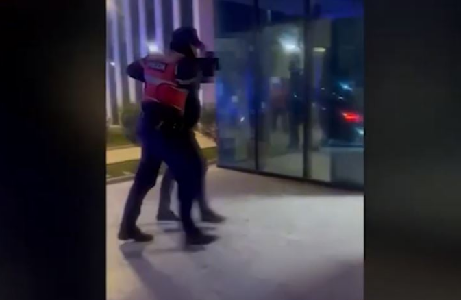 Lëvizte me “Benz” dhe me pistoletë, “Shqiponjat” arrestojnë 42-vjeçarin