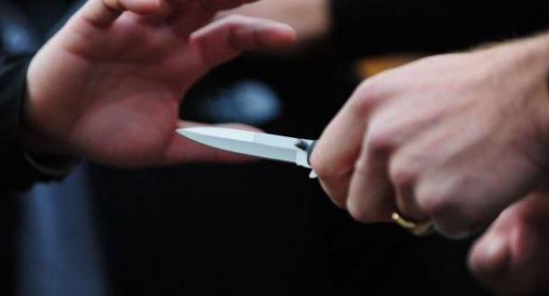 Plagosi me biçak 52-vjeçarin në Durrës, procedohet në gjendje të lirë autori