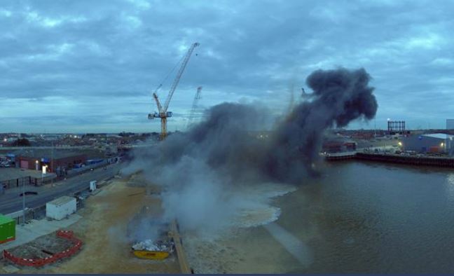 Momenti kur shpërthen bomba e Luftës II Botërore në qytetin anglez gjatë tentativës së çmontimit (VIDEO)