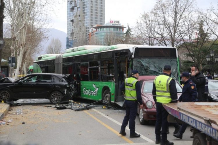 Arrestohet shoferi i urbanit që shkaktoi aksidentin në Tiranë, policia tregon akuzën e ngritur ndaj 63-vjeçarit