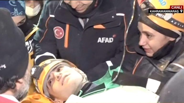 119 orë pas tërmetit shkatërrimtar, nxirret i gjallë nga rrënojat 16-vjeçari në Turqi