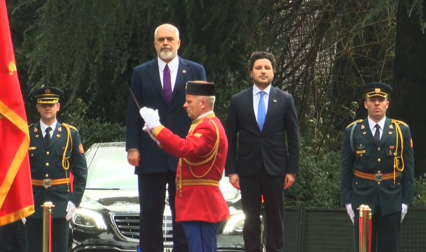 Mbledhja e dy qeverive/ Nis ceremonia, Abazoviç pret Ramën në Podgoricë (VIDEO)