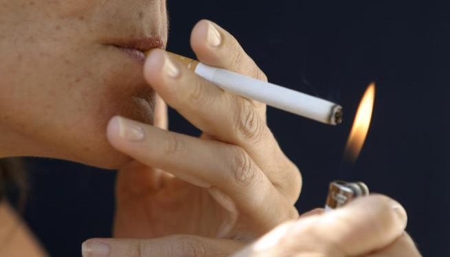 Ndezja e cigares pas ushqimit, ekspertët tregojnë dëmin që shkakton
