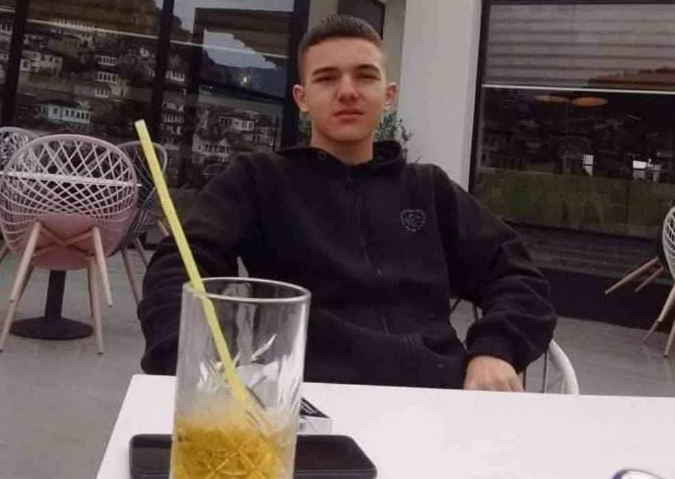 Zhduket në rrethana misterioze 17-vjeçari, familjarët njoftojnë policinë (EMRI)