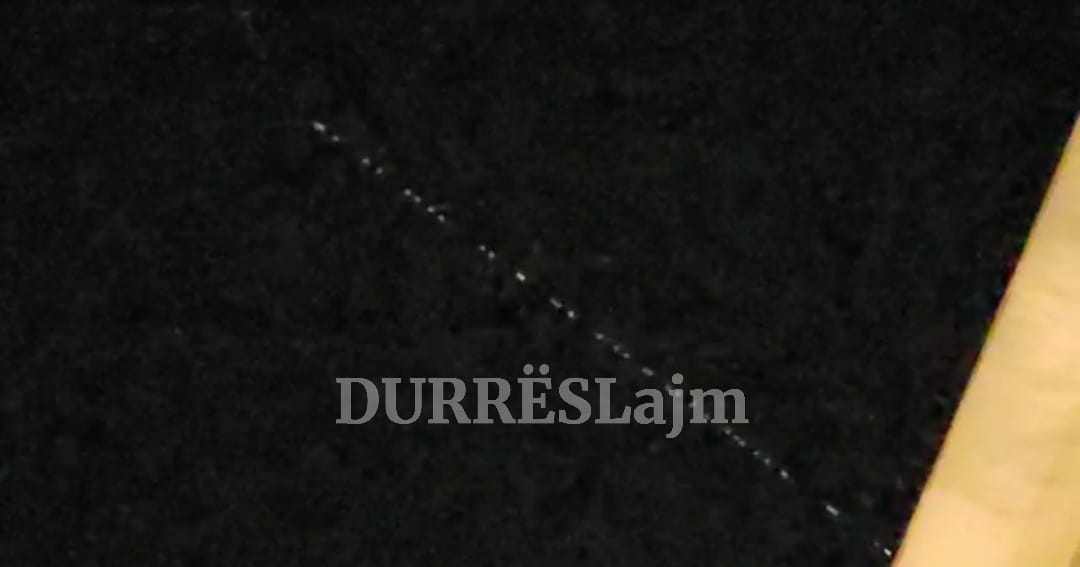 &#8220;Treni&#8221; i çuditshëm i dritave shfaqet në qiellin e Durrësit, çfarë përfaqëson ai (VIDEO)