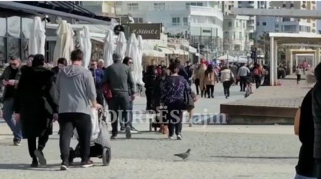 Durrës/ Diell dhe temperatura të ngrohta, qytetarët xhiro në shëtitoren “Taulantia”. 71-vjeçari lahet në det (VIDEO)