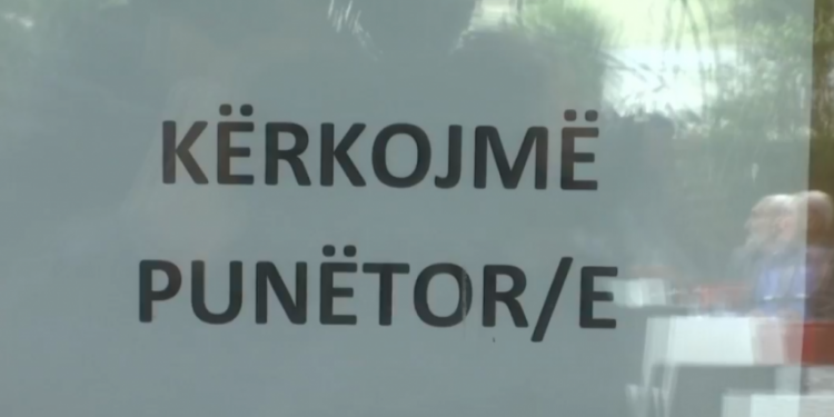 VOA/ Tregu i punës dhe pagat e ulëta në Shqipëri, thuajse çdo vit largohen drejt emigracionit rreth 42 mijë persona