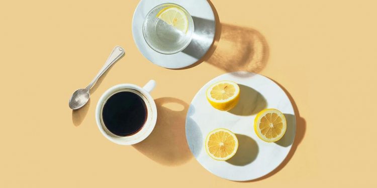 A ju dobëson vërtetë kafja me limon? Ja e vërteta e “dietës” ekstreme