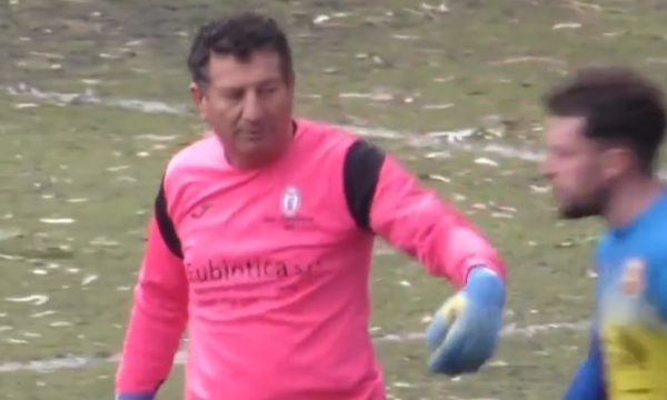 “Gjyshi i futbollit”, portieri 58-vjeçar po i mahnit të gjithë me pritjet e tij