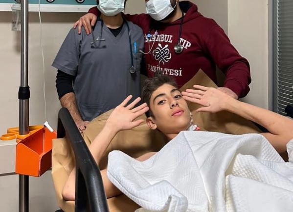 Ikardi i bën premtimin special djaloshit turk që qëndroi 87 orë nën rrënoja pas tërmetit tragjik