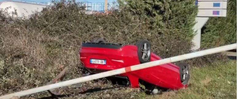 Makina përplaset me shtyllën e internetit, përfundon e përmbysur jashtë rruge