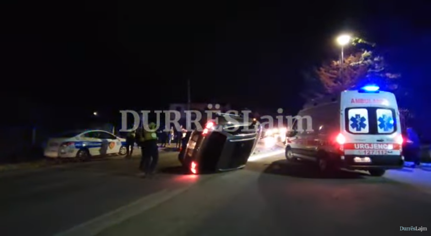Aksident i trefishtë në Durrës, mjeti përmbyset në mes të rrugës (VIDEO)