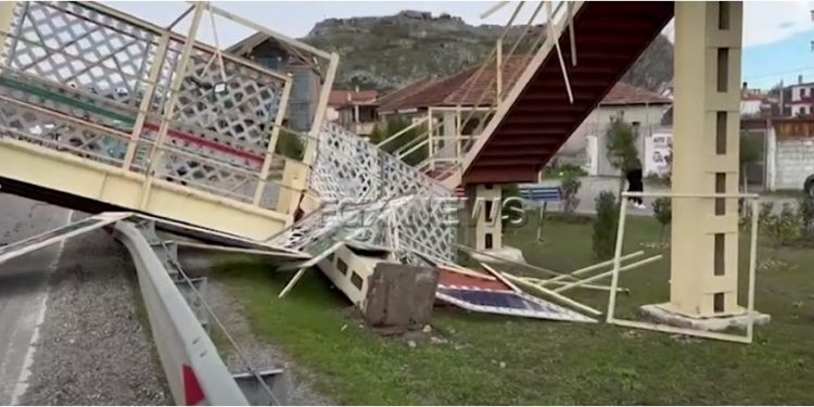 Goditi aksidentalisht mbikalimin e këmbësorëve, ndalohet shoferi i kamionit që transportonte një vinç